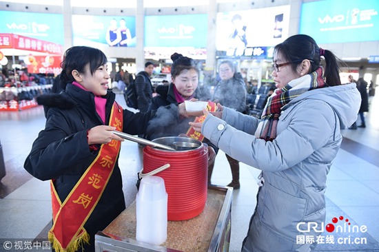 各地民众喝腊八粥 欢庆腊八节(组图)