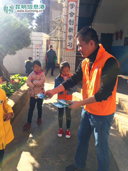 陈李济工作人员给孩子们发放物品 陈李济工作人员给孩子们发放物品
