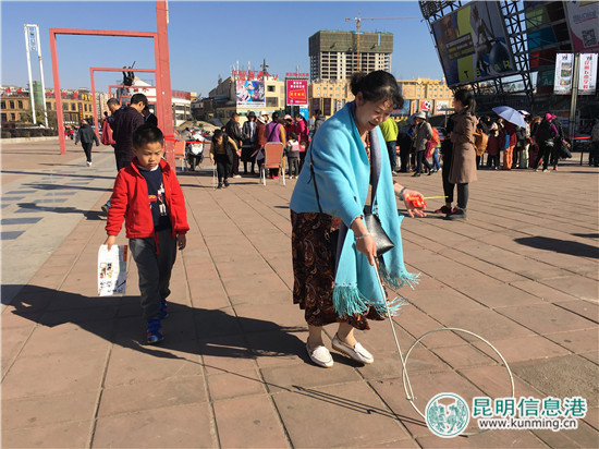 官渡区新亚洲体育城社区举行游园活动 老少欢聚乐开怀 官渡区新亚洲体育城社区举行游园活动 老少欢聚乐开怀