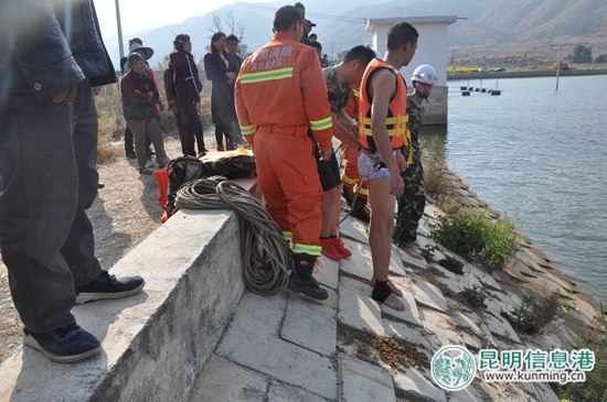 大理宾川两名女孩跌落水库 消防官兵紧急救援
