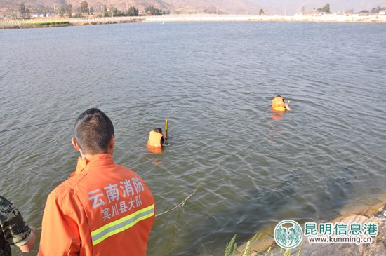 大理宾川两名女孩跌落水库 消防官兵紧急救援