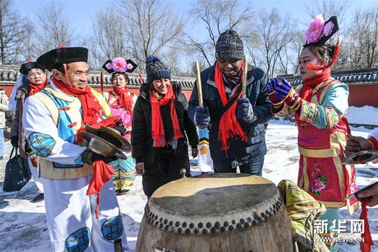 留学生体验传统满族年俗