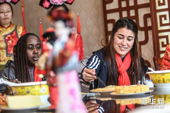 留学生体验传统满族年俗