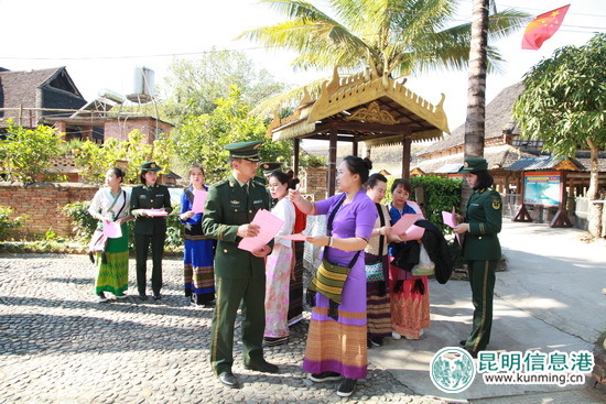 边检站官兵在驻地村寨走访 边检站官兵在驻地村寨走访