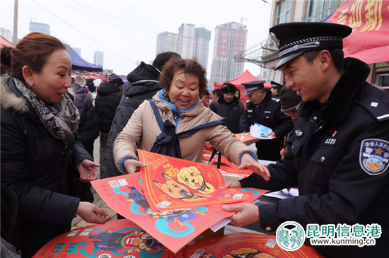 民警送春联话安全 这周龙头街赶集很热闹