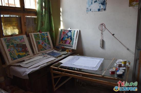 【网络媒体走转改】一手锄头 一手画笔 永丰农民画定格乡村记忆 【网络媒体走转改】一手锄头 一手画笔 永丰农民画定格乡村记忆