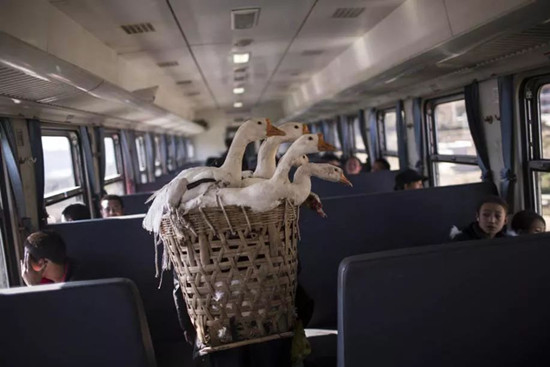 穿行大凉山的慢火车:票价低至两元 穿行大凉山的慢火车:票价低至两元