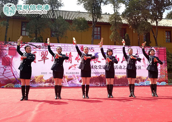 云南省监狱管局选送的快板《十九大有点潮》。记者林坚/摄 云南省监狱管局选送的快板《十九大有点潮》。记者林坚/摄