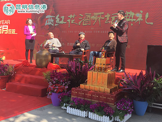 现场邀请嘉宾上台品酒。记者谭石艳/摄 现场邀请嘉宾上台品酒。记者谭石艳/摄