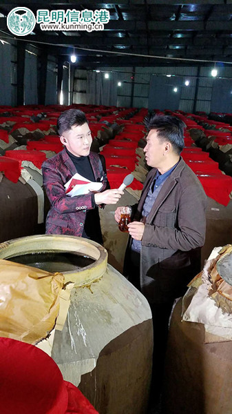 主持人和方会长开封西红花酒。供图 主持人和方会长开封西红花酒。供图