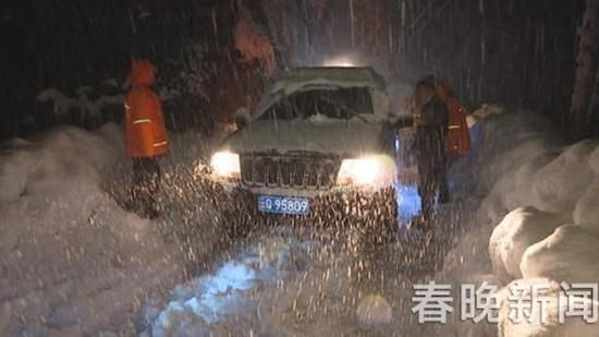 独龙江公路突降大雪61人受困隧道口 一场13小时的雪地救援