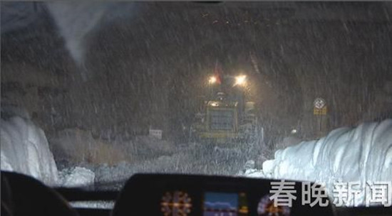 独龙江公路突降大雪61人受困隧道口 一场13小时的雪地救援