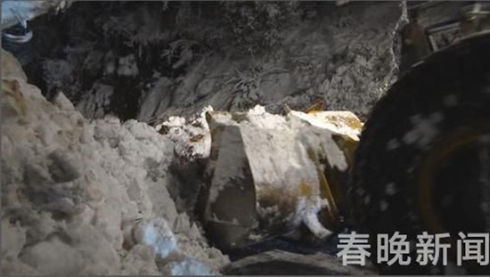 独龙江公路突降大雪61人受困隧道口 一场13小时的雪地救援