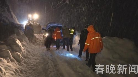 独龙江公路突降大雪61人受困隧道口 一场13小时的雪地救援