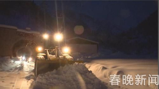 独龙江公路突降大雪61人受困隧道口 一场13小时的雪地救援