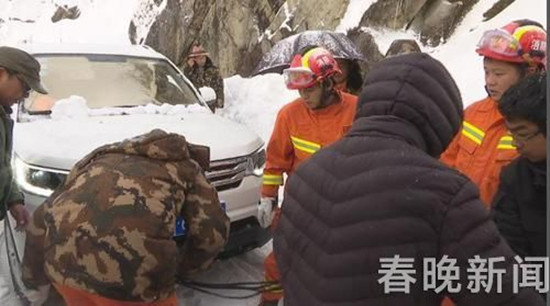 独龙江公路突降大雪61人受困隧道口 一场13小时的雪地救援