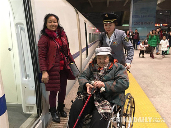 春节团圆时 “夫妻列车长”却给女儿留下第19张请假条 春节团圆时 “夫妻列车长”却给女儿留下第19张请假条