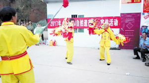 小独龙舞。 小独龙舞。