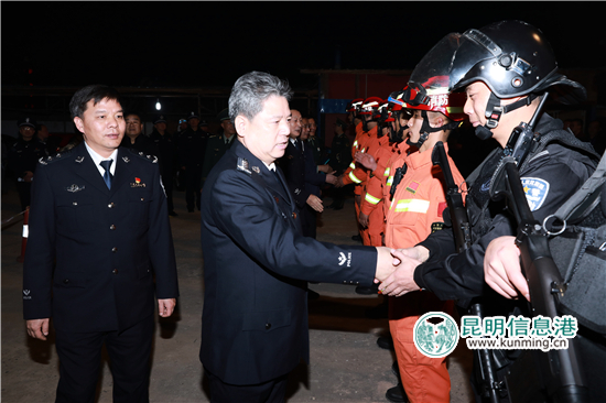 任军号除夕夜到昆明市检查春节安保工作 看望慰问坚守岗位民警