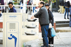 南屏步行街的直饮水有人用来洗手。