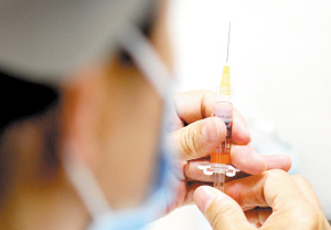 二价宫颈癌疫苗共注射三剂,约2400元。 二价宫颈癌疫苗共注射三剂,约2400元。