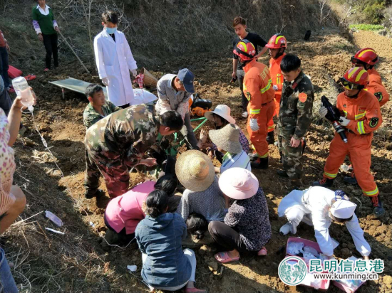普洱宁洱县一女子被农耕机卡住双腿 消防官兵紧急救援