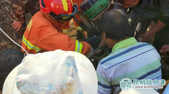普洱宁洱县一女子被农耕机卡住双腿 消防官兵紧急救援