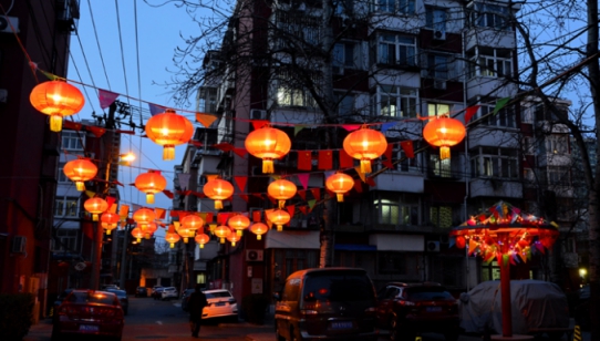 北大地西区社区内的红灯笼和彩旗。 北大地西区社区内的红灯笼和彩旗。