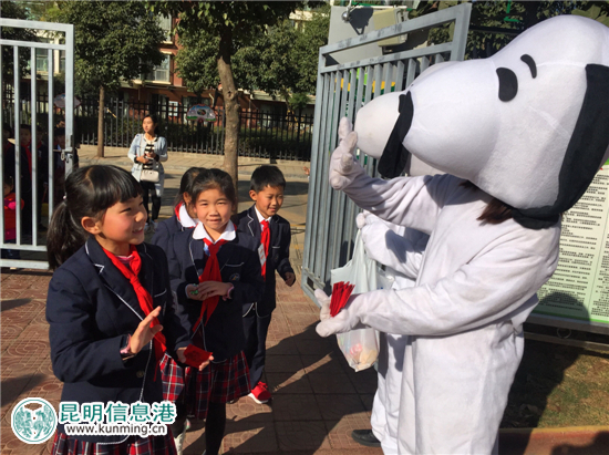 书林二小西苑分校开学发“红包” 幸运者可当升旗手 书林二小西苑分校开学发“红包” 幸运者可当升旗手