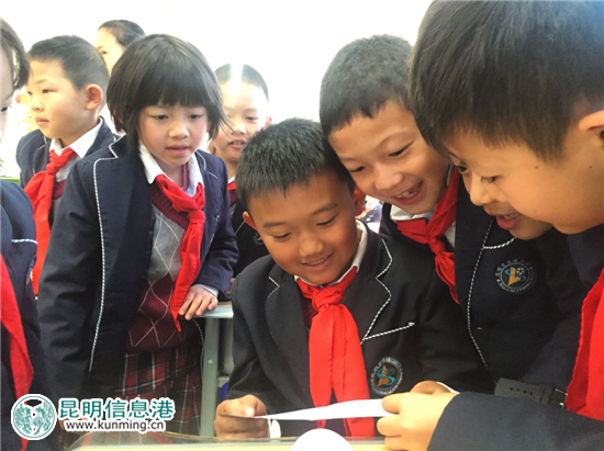 书林二小西苑分校开学发“红包” 幸运者可当升旗手 书林二小西苑分校开学发“红包” 幸运者可当升旗手