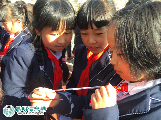 书林二小西苑分校开学发“红包” 幸运者可当升旗手 书林二小西苑分校开学发“红包” 幸运者可当升旗手