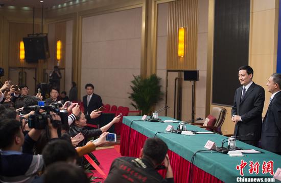 十三届全国人大一次会议新闻中心于3月10日15时举行记者会,国务院国资委主任肖亚庆,副秘书长、新闻发言人彭华岗就“国有企业改革发展”相关问题回答记者提问。 十三届全国人大一次会议新闻中心于3月10日15时举行记者会,国务院国资委主任肖亚庆,副秘书长、新闻发言人彭华岗就“国有企业改革发展”相关问题回答记者提问。