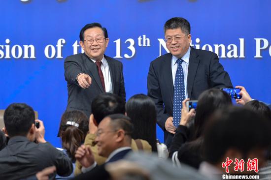 3月10日上午,十三届全国人大一次会议在北京举行记者会,科技部部长万钢、政策法规与监督司司长贺德方、创新发展司司长许倞就“加快建设创新型国家”相关问题回答中外记者提问。图为万钢(左)、贺德方(右)向记者致意。 中新社记者 骆云飞 摄 3月10日上午,十三届全国人大一次会议在北京举行记者会,科技部部长万钢、政策法规与监督司司长贺德方、创新发展司司长许倞就“加快建设创新型国家”相关问题回答中外记者提问。图为万钢(左)、贺德方(右)向记者致意。 中新社记者 骆云飞 摄