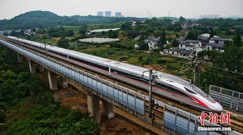 图为2017年6月26日,具有完全自主知识产权的中国标准动车组“复兴号”动车行驶在京沪高铁江苏镇江段。 中新社记者 陈岗 摄 图为2017年6月26日,具有完全自主知识产权的中国标准动车组“复兴号”动车行驶在京沪高铁江苏镇江段。 中新社记者 陈岗 摄