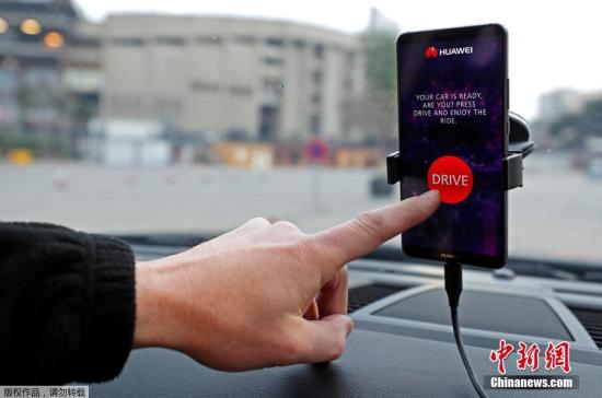 华为展示如何用自家手机来控制一台自动导航汽车。 华为展示如何用自家手机来控制一台自动导航汽车。