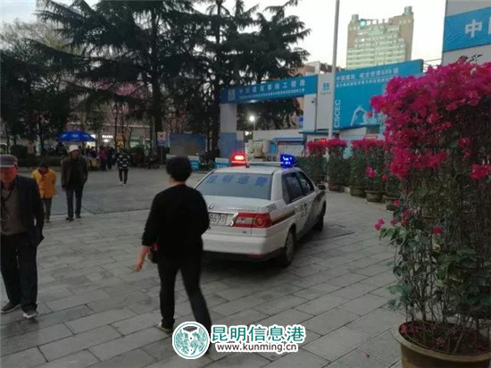 外地人到昆明看病路不熟焦急鸣笛 民警读懂“笛音”驾警车引路