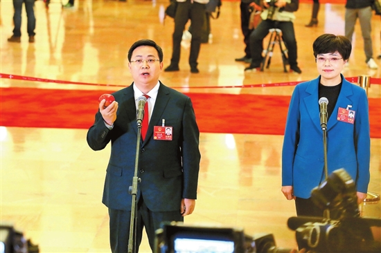 郭大进代表亮相“代表通道”——我为金苹果“代言” 郭大进代表亮相“代表通道”——我为金苹果“代言”