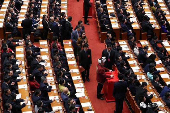 代表委员和干部群众热议宪法修正案通过 代表委员和干部群众热议宪法修正案通过