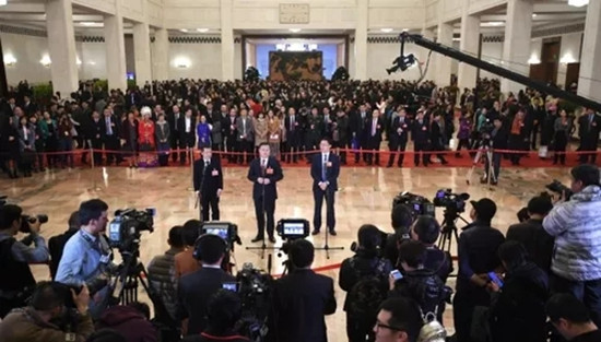 3月11日,十三届全国人大一次会议在北京人民大会堂举行第三次全体会议。这是全国人大代表刘庆峰(右)、贾樟柯(左)、张荣(中)在“代表通道”接受采访。新华社记者 王建华 摄 3月11日,十三届全国人大一次会议在北京人民大会堂举行第三次全体会议。这是全国人大代表刘庆峰(右)、贾樟柯(左)、张荣(中)在“代表通道”接受采访。新华社记者 王建华 摄