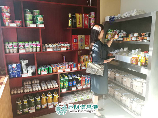 顾客在无人超市内选购货品 顾客在无人超市内选购货品