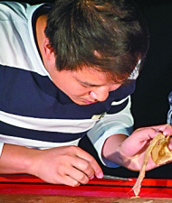 安徽博物院文物科技保护中心书画修复师在修补一张古画。新华社发