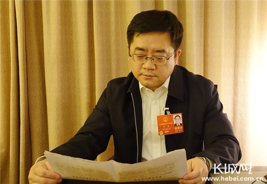 全国人大代表于泳。记者胥文燕 摄 全国人大代表于泳。记者胥文燕 摄