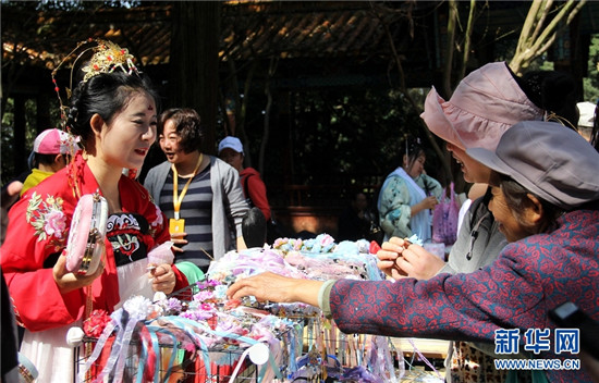 昆明数百名“汉服女孩”共庆花朝节 衣袂飘飘古韵十足