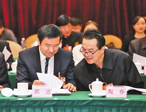 参加全国两会的云南代表们围绕政府工作报告热烈讨论，深入交流。本报记者 雷桐苏 摄