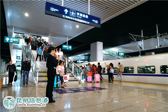 云南铁路7日迎返程客流高峰 预计发送旅客23万人次 云南铁路7日迎返程客流高峰 预计发送旅客23万人次