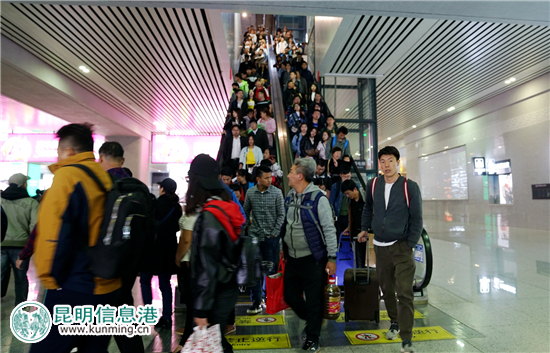 云南铁路7日迎返程客流高峰 预计发送旅客23万人次 云南铁路7日迎返程客流高峰 预计发送旅客23万人次