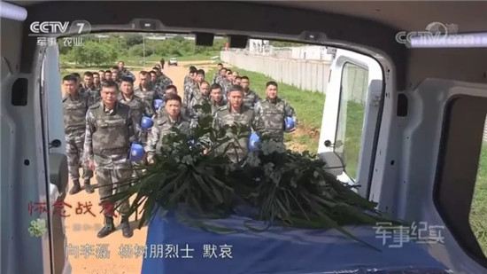 他们送别烈士时没有鲜花，却被弹幕暖哭了！