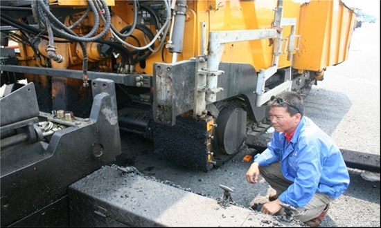 【中国梦·实践者】“上海第一摊”袁学强：40年我就干了一件事，给马路铺沥青