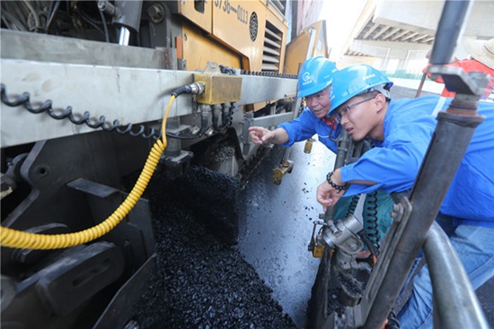【中国梦·实践者】“上海第一摊”袁学强：40年我就干了一件事，给马路铺沥青