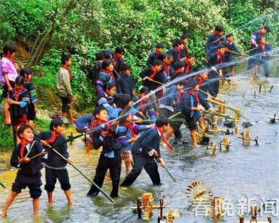 4月18日去罗平过“三月三”泼水节 与布依人共赴“湿身狂欢宴”！ 